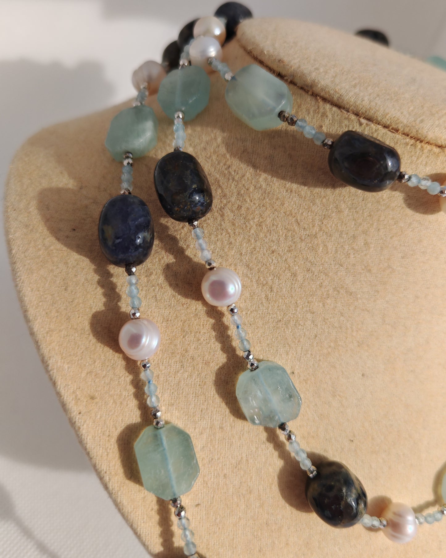 Collana blu, sodalite e opalite