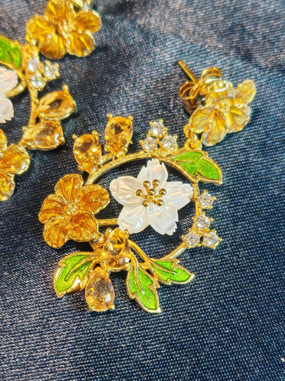 🌼 Orecchini Pendenti in Argento Dorato con Smalti, Madreperla e Pietre