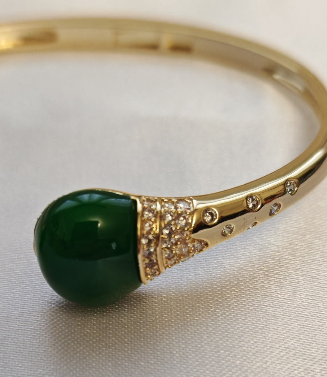 Bracciale Rigido "Green Harmony" in Ottone, Malachite e Zirconi