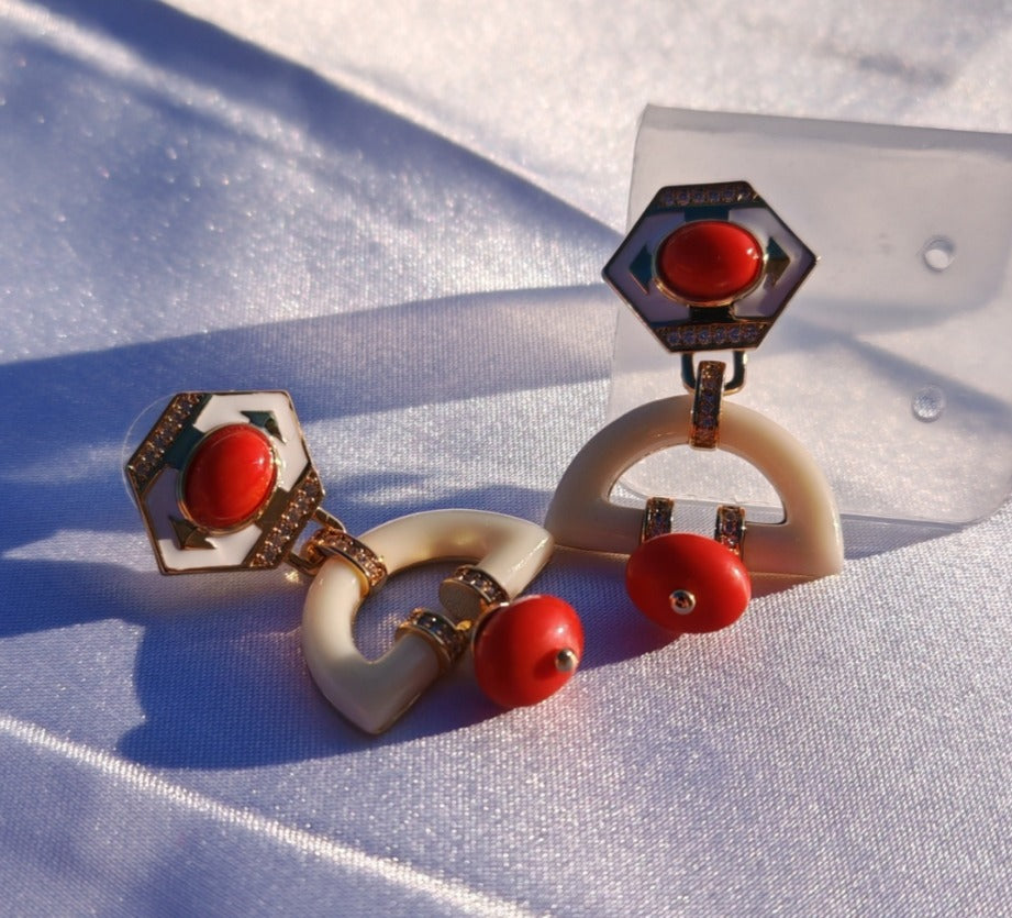 Orecchini Pendenti Geometrici in Ottone e Corallo